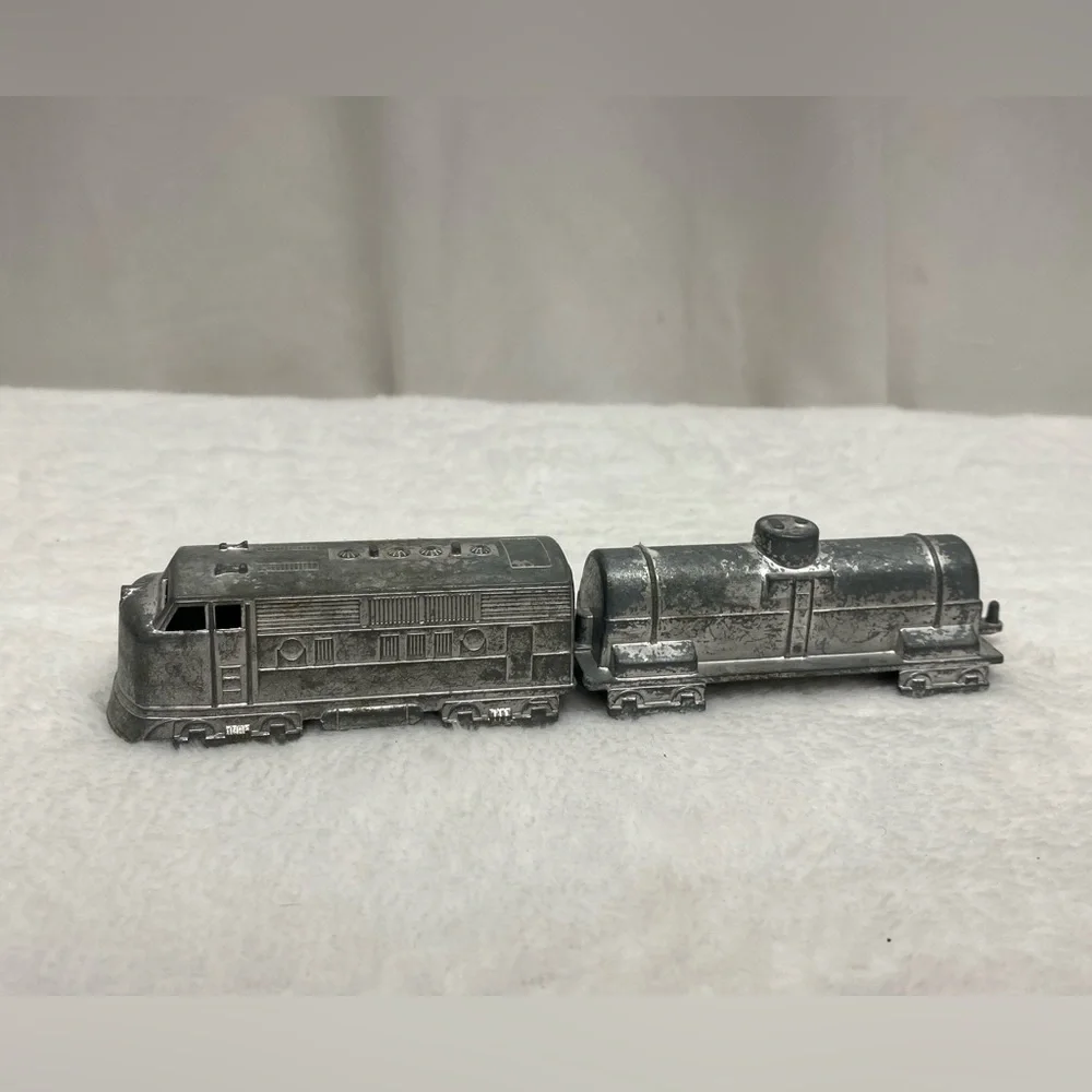 midgetoy vintage metal toy train Lot Of 2 Train Cars - Picture 10 of 16